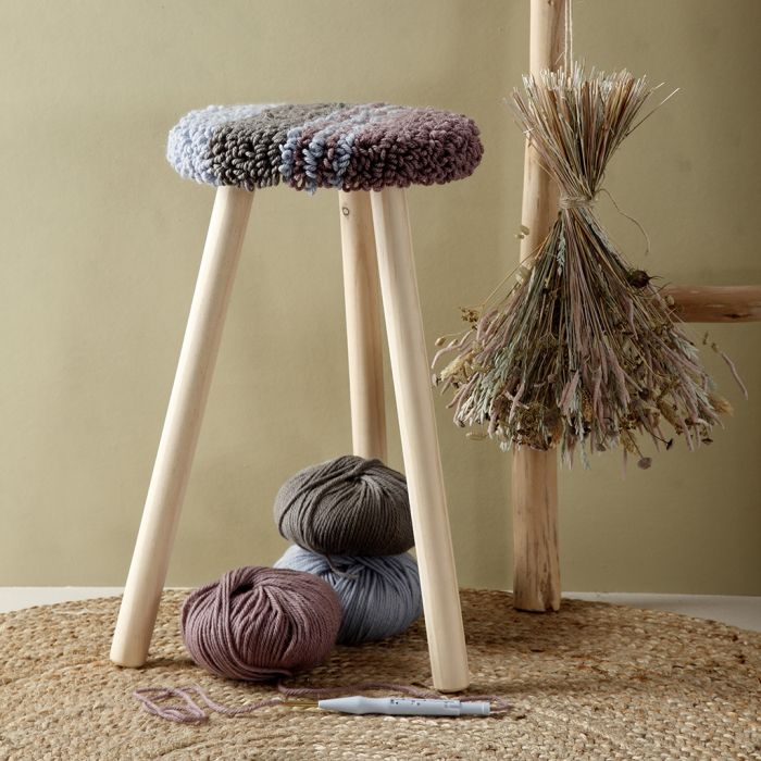 Una seduta per sgabello con un punch needle