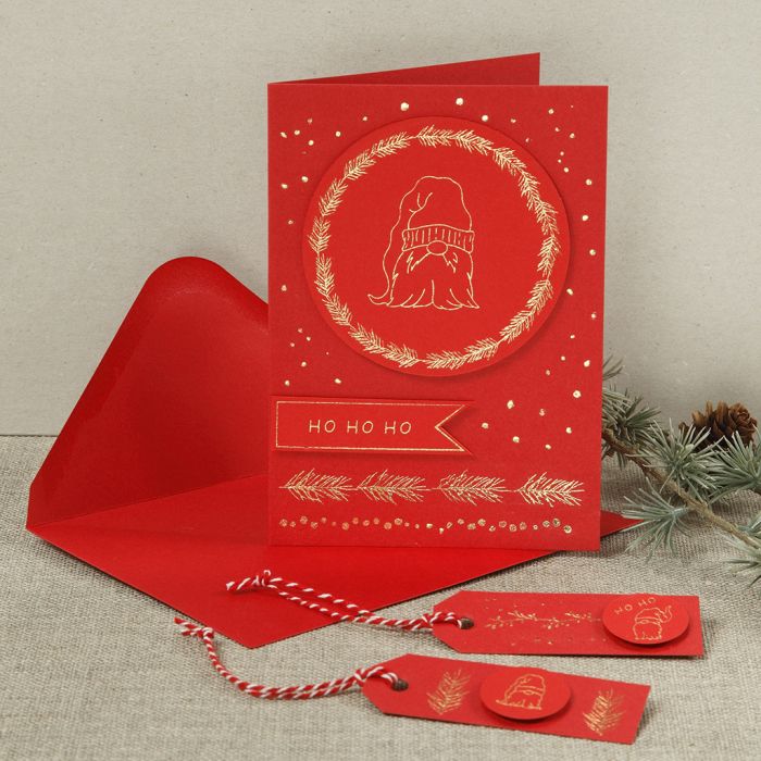 Una cartolina di Natale con un elfo ficcanaso creato da un foglio decorativo