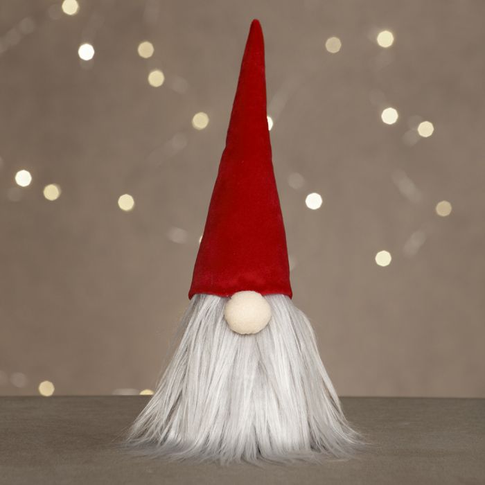 Un elfo ficcanaso con una lunga barba e un cappello di velluto