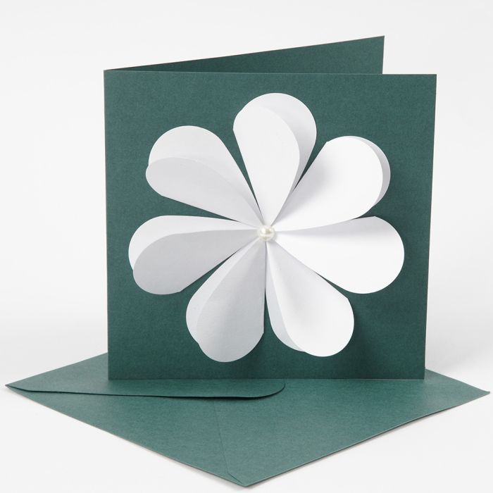 Un biglietto di auguri con un fiore fatto da cuori punzonati