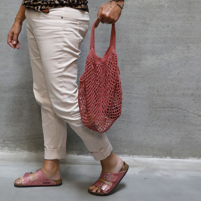 Una shopping bag all'uncinetto in filato di cotone 
