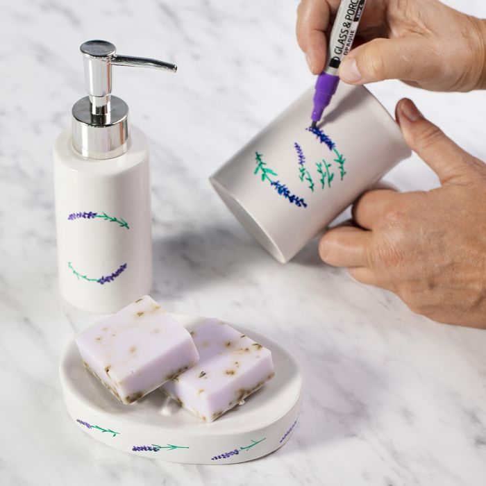 Un portasapone e un dosatore di sapone decorati con pennarelli in porcellana