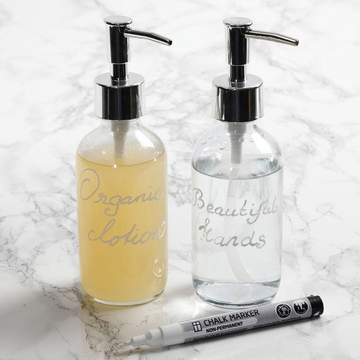 Un dispenser di sapone decorato con un pennarello a gesso