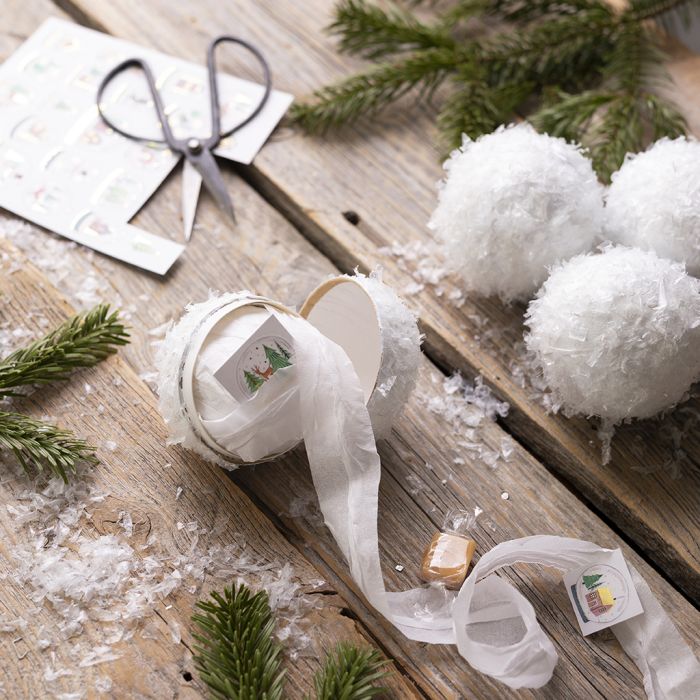 Palline di neve fatte in casa con piccole sorprese