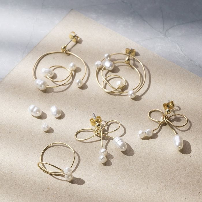 Orecchini e anello in filo per gioielli 