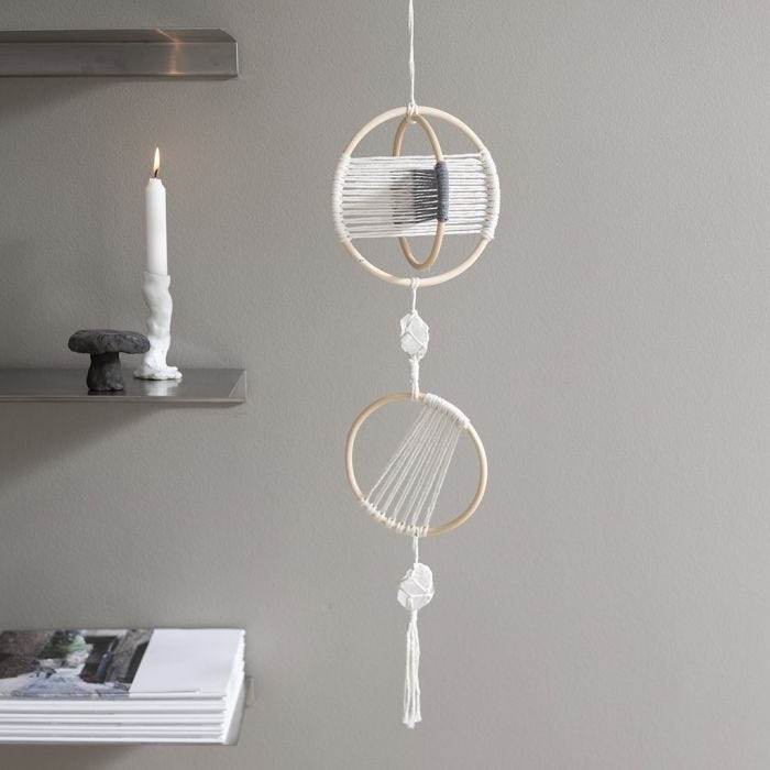 Scultura mobile in macramé con cristalli di rocca