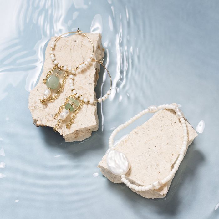 Orecchini con pietre dure e bracciale abbinato con perle d'acqua dolce