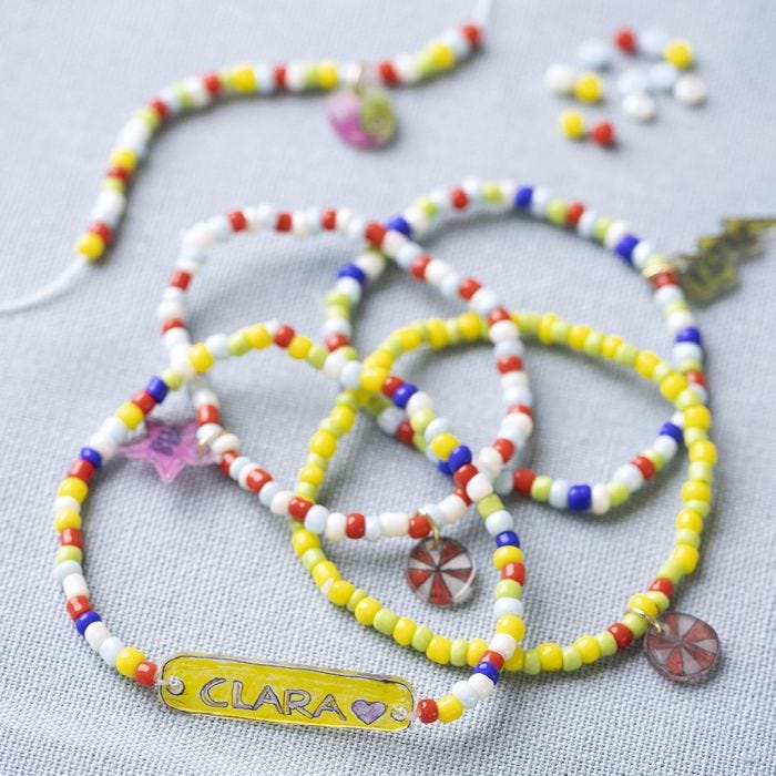 Bracciale con perline rocaille e ciondolo in plastica termoretraibile