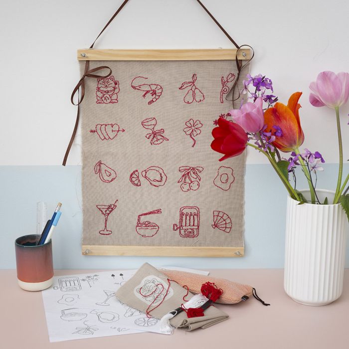 Appendiabiti con motivi ricamati