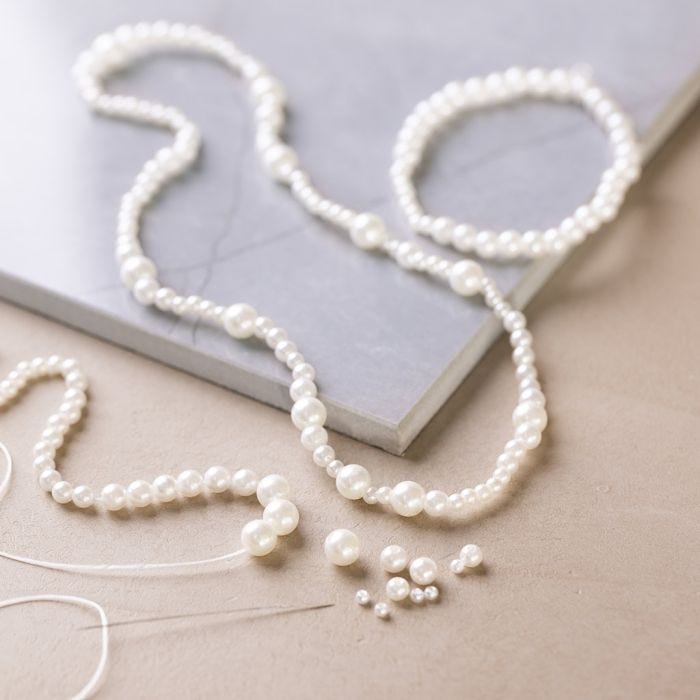 Collana e bracciale con perline bianche in madreperla