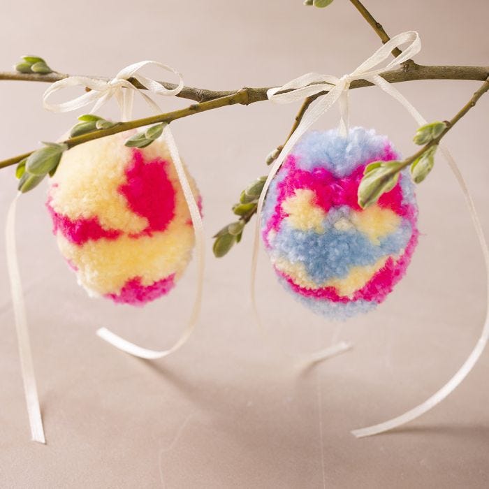 Uova di Pasqua a pompon a fantasia