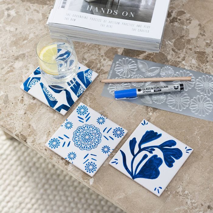 Sottobicchieri decorati con pennarello per porcellana