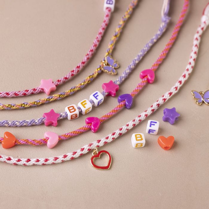 Bracciale dell'amicizia annodato con tecnica kumihimo