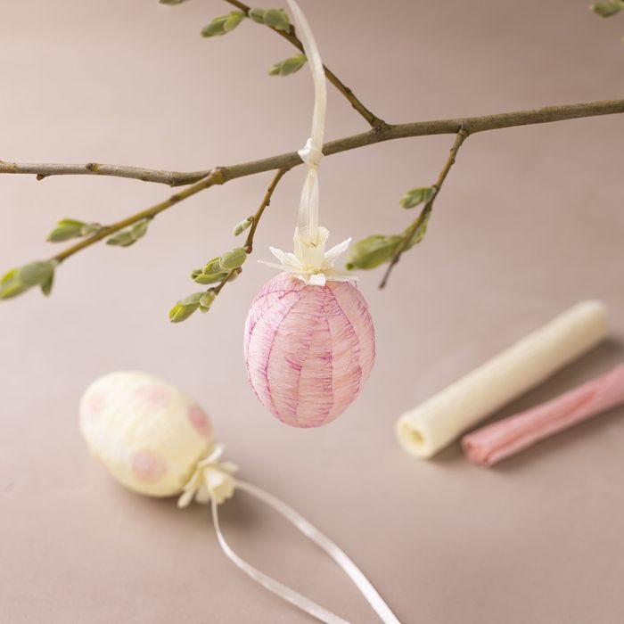 Uovo di Pasqua con mini narciso