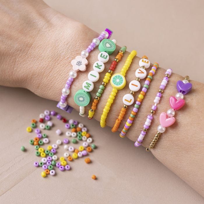 Bracciale con perline rocaille, perline con lettere e perline di legno sagomate
