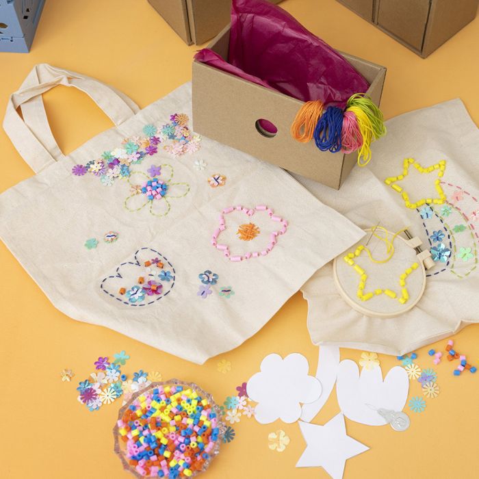 Borse tote decorate con ricami e perline