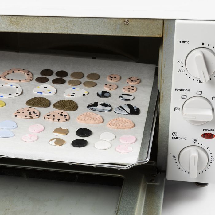 Come cuocere al forno ciondoli, pendenti e perline con pasta polimerica di argilla