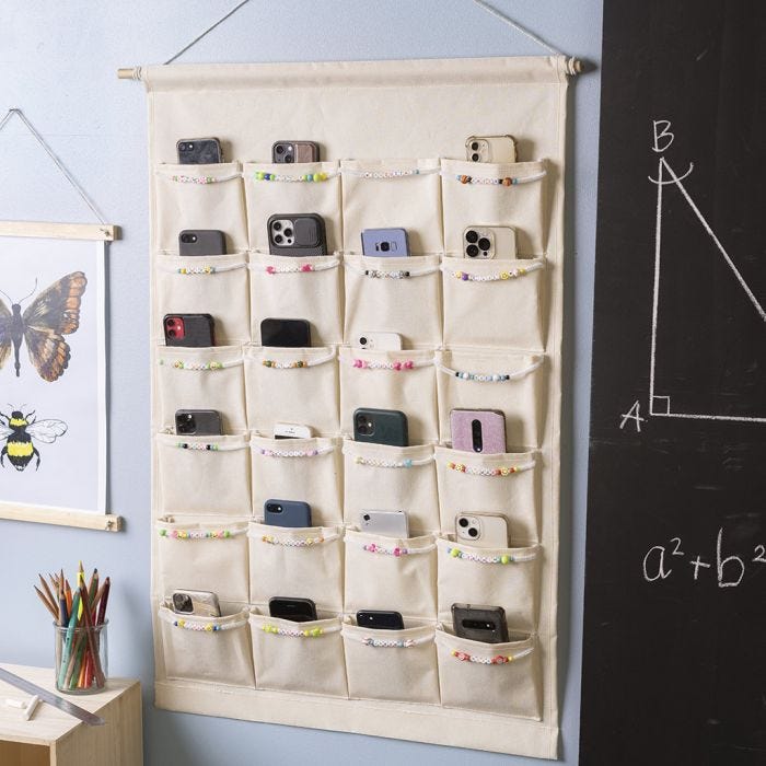 Pratico organizer per i telefoni cellulari della classe o per l'attrezzatura creativa dell'officina