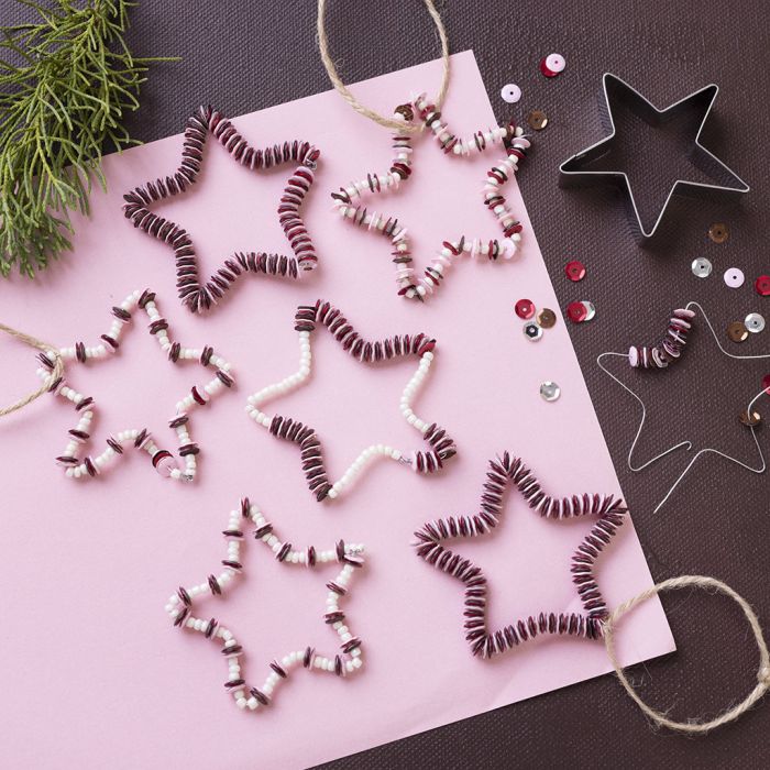 Stelle di Natale realizzate con filo e paillettes