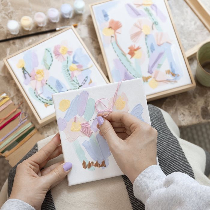 Immagini multimediali miste con acrilico e ricamo