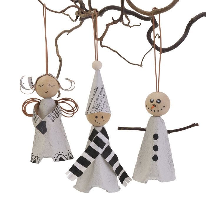 Decorazioni natalizie rustiche ed eleganti realizzate con confezioni delle uova