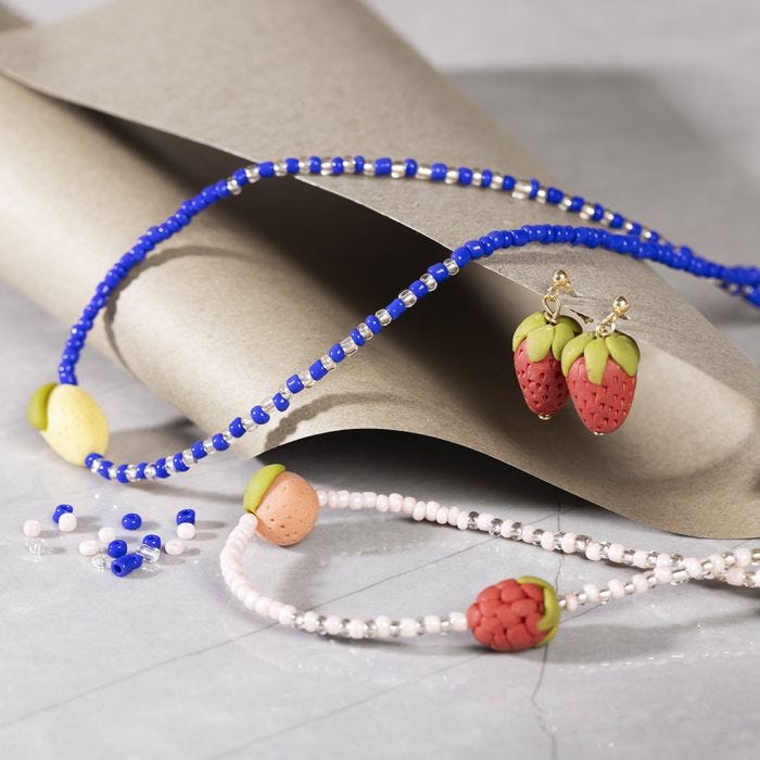 Collane e orecchini con perline a forma di frutta in argilla per gioielli