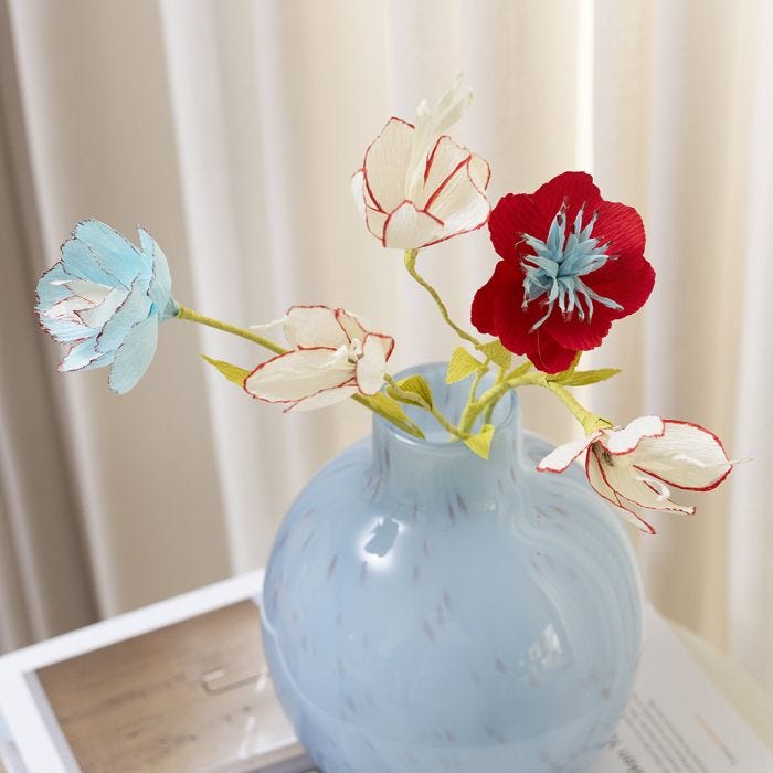 Fiori di carta crespa decorati con pennarelli