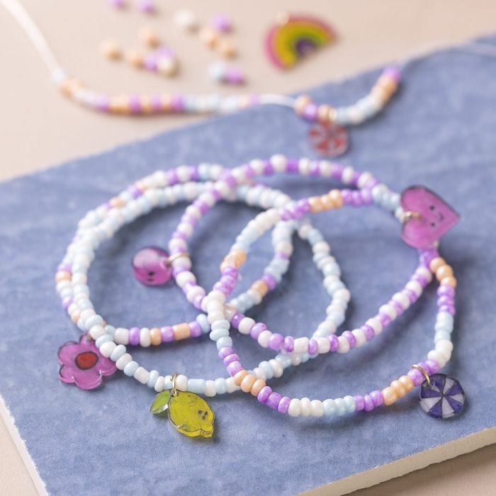 Bracciale con perline con ciondolo in plastica termoretraibile