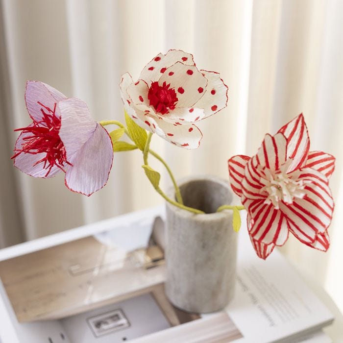 Fiori di carta crespa decorati con pennarelli multipli creativi