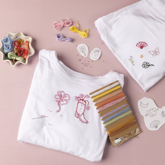 T-shirt decorata con ricami e perline