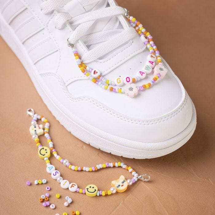 Collana di perline come decorazione per scarpe