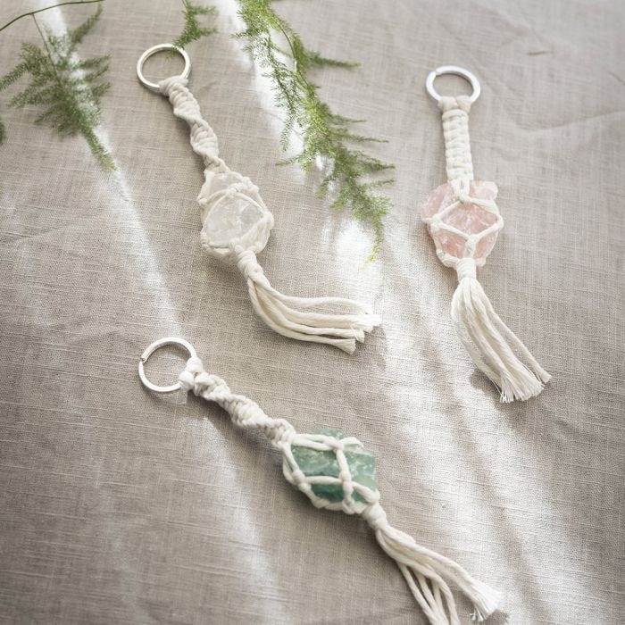 Portachiavi in macramé con cristallo