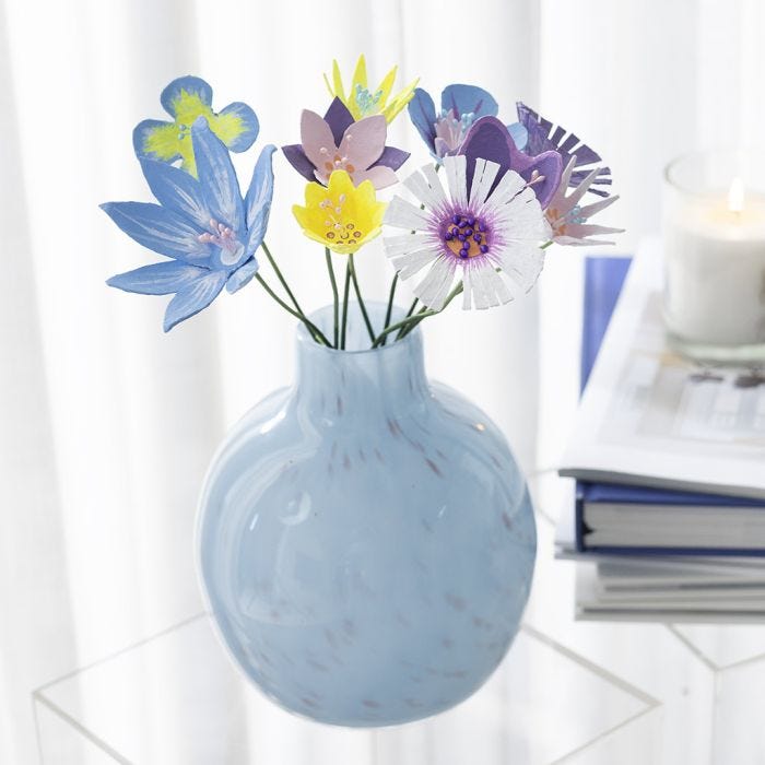 Fiori con vassoio portauova