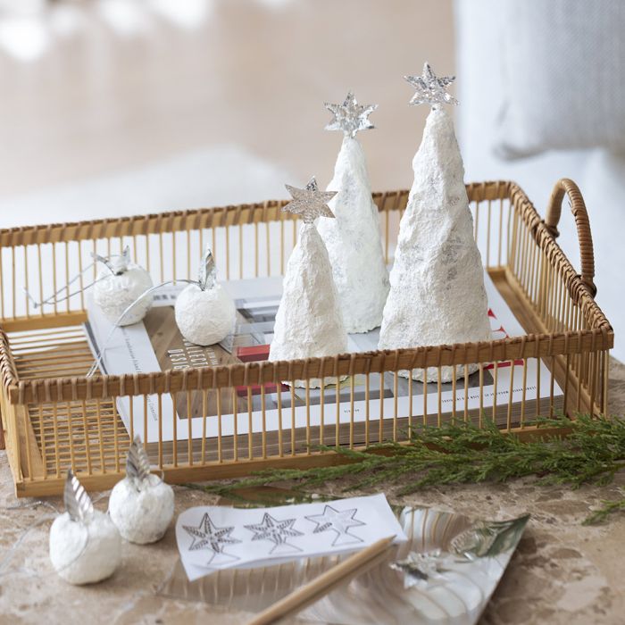 Alberi di Natale e mele con decorazioni in polpa e argento