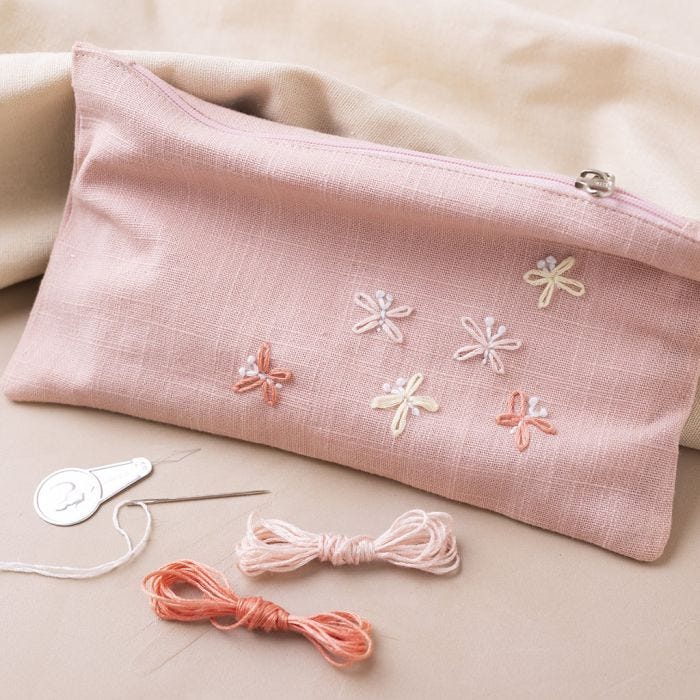 Pochette in tessuto con farfalle ricamate