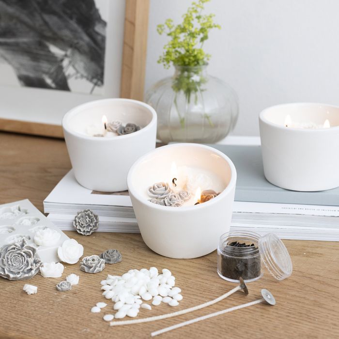 Candela in cera di soia con rose in piatto