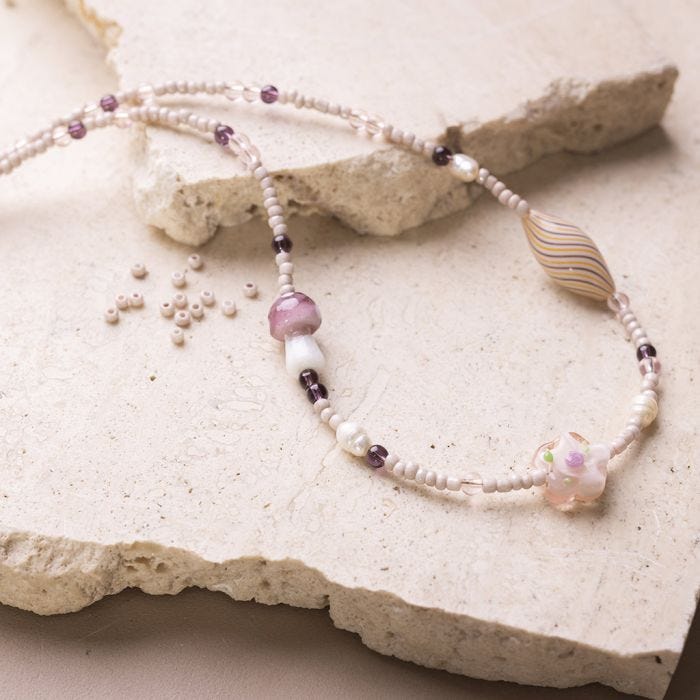 Collana con perline di vetro rosa spesso
