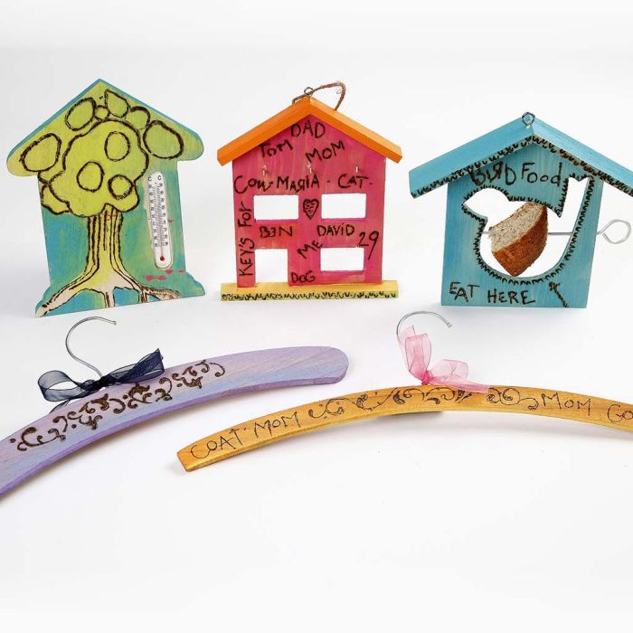 Oggetti di legno decorati con pirografo e Plus Color