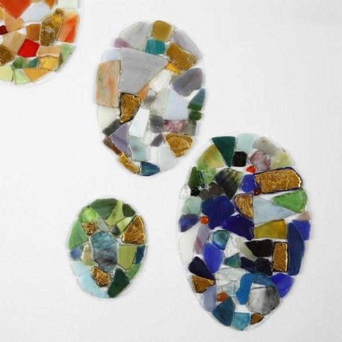 Uova di plastica dura decorata con tessere per mosaico