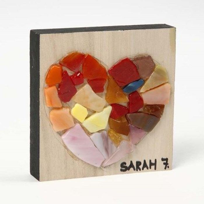 Fantasia a mosaico di vetro su piatto in legno per icona