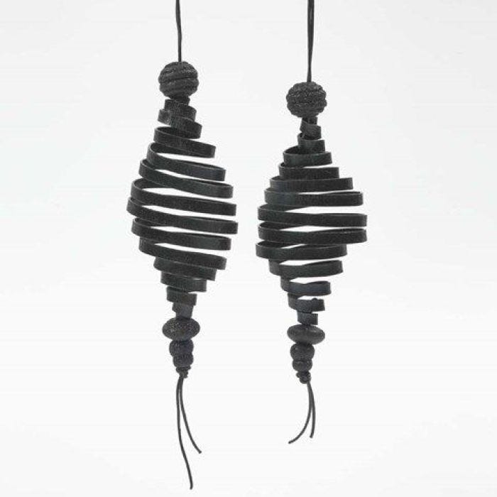 Spirale decorativa da appendere in filo di alluminio nero, decorata con perline