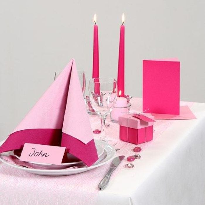 Ispirazione per la festa con decorazioni per la tavola in due tipi di rosa 