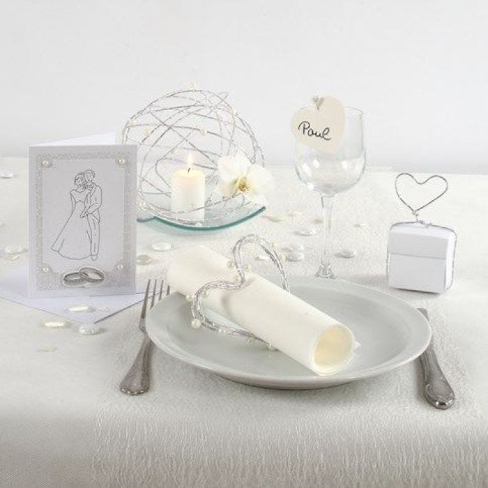 Invito e decorazioni da tavolo per un matrimonio in bianco