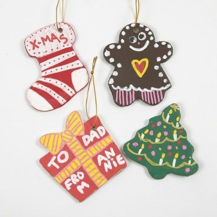 Decori di Natale in argilla realizzati con formine per biscotti