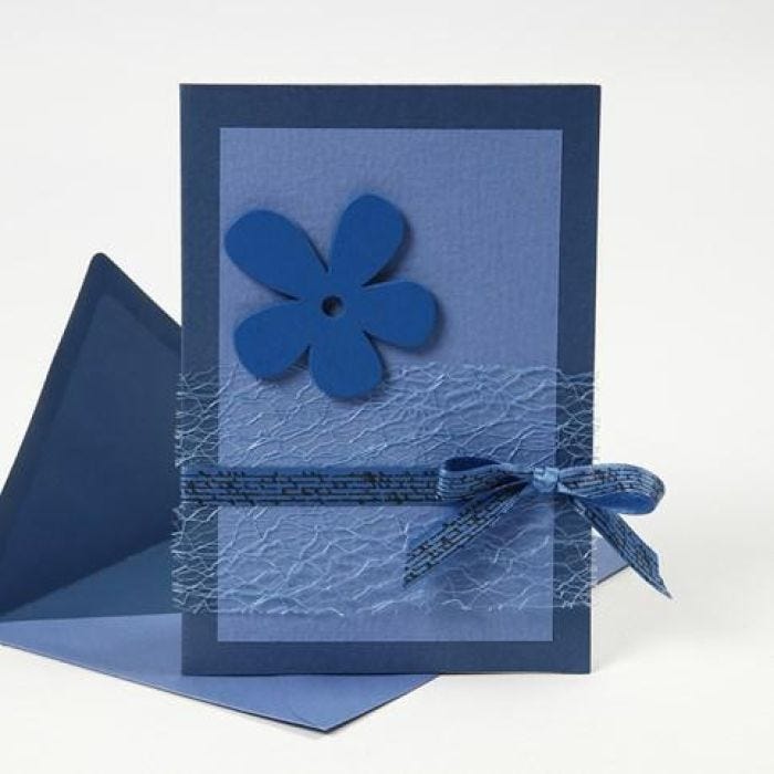 Biglietto di auguri blu con materiali della serie Happy Moments