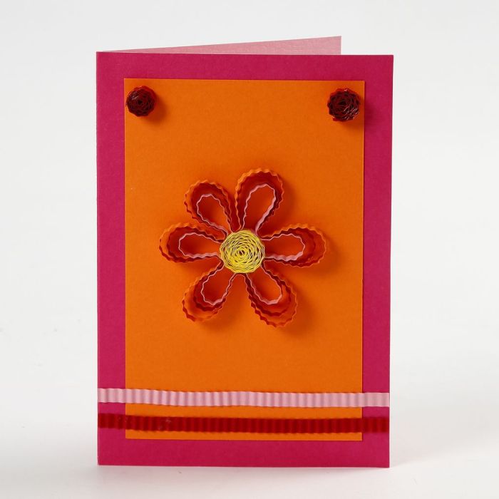 Biglietto d'auguri con fiore e decorazione di carta in Quilling