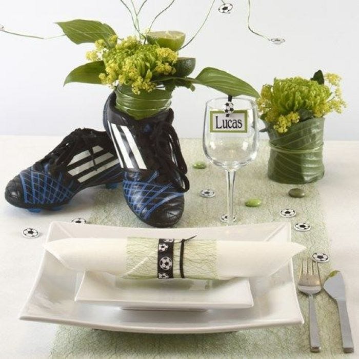 Decorazioni per la tavola bianche e verdi con un tocco sportivo