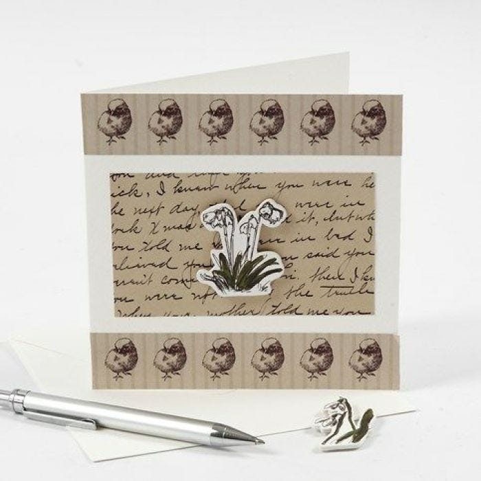 Biglietto primaverile con carta decorata e stickers di legno
