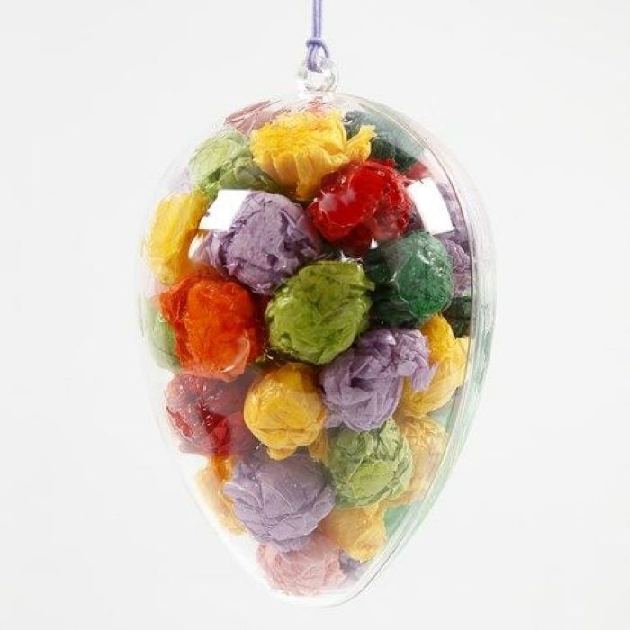 Uovo trasparente pieno di palline di carta velina