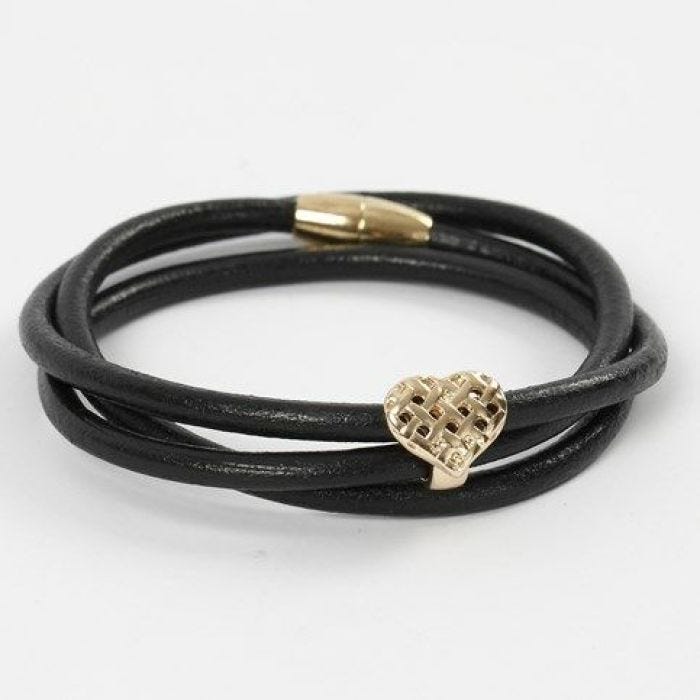 Bracciale fatto con un cordino di cuoio spesso con un cuore e una chiusura magnetica dorata